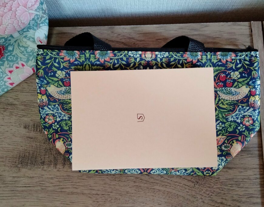 筆者撮影（セリア、保温冷舟形ランチトートバッグ ウィリアムモリス柄）