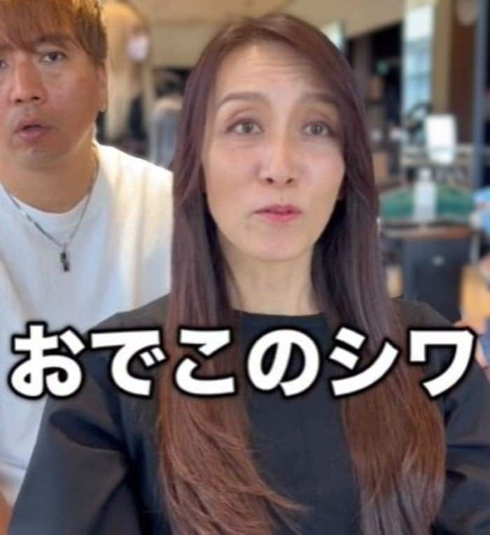 おでこのシワに悩む女性　前髪を作って大変身した姿が話題