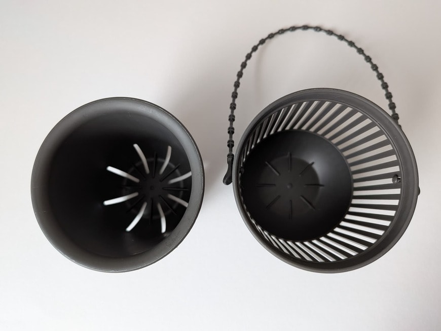 吊り紐がついた外カゴと、内鉢がセットになっています