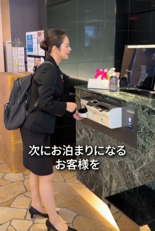 時間通りにチェックアウトする女性