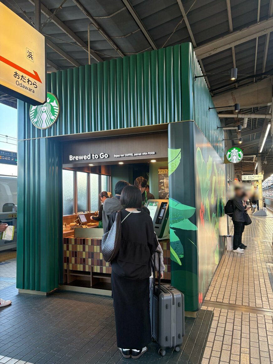 新幹線のホーム上にオープンしたスタバ