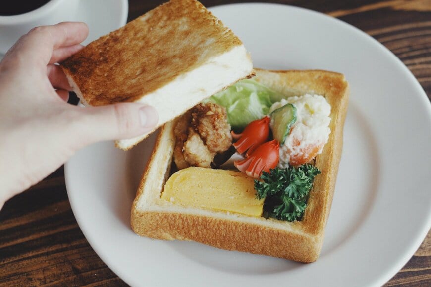 たくさんのおかずを詰めたトースト