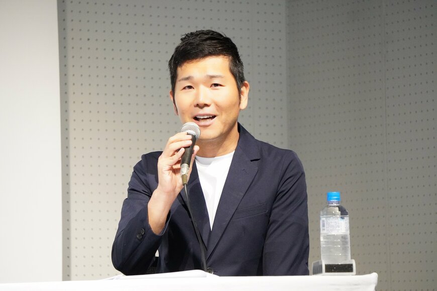 スピーチする男性の写真