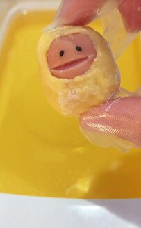 【タンドリーチキン弁当】高校生の息子さんに作った「タンドリーチキン弁当」顔出しソーセー人がシュールで可愛い