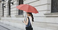 ベルトいらずで「雨の日も手が濡れない」傘！閉じると「くるん」とたためます！「晴れの日の紫外線対策」にも