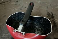 フライパンが「ゴミのサイズに収まらない」と困る妻　夫の予想外な解決策に驚きの声