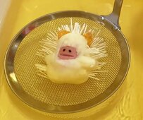 【ハリネズミウインナー入りオムライス弁当】ピクニックに行く末っ子のリクエストにこたえたお弁当が可愛すぎると話題