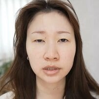 「もはや芸術 」証明写真が2倍盛れる“詐欺メイク”がスゴイ…！登録者数47万人YouTuberの写真映え「裸眼メイク」