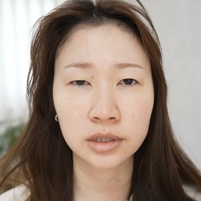 「もはや芸術 」証明写真が2倍盛れる“詐欺メイク”がスゴイ…！登録者数47万人YouTuberの写真映え「裸眼メイク」