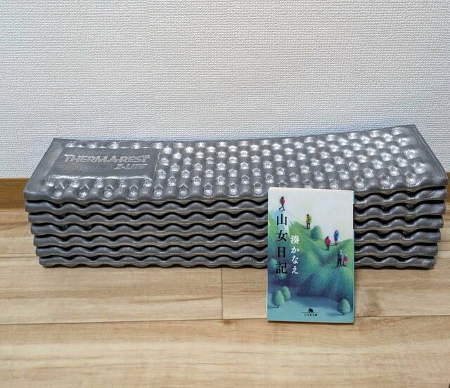 183cmの登山用マットを収納すると「文庫本サイズ」に　想像以上のコンパクトさに「えっ欲しい」「すごすぎる」