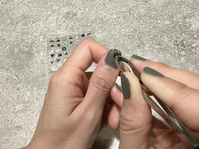 台紙からはがしたシールを、爪の貼りたい位置に乗せて軽く指で押さえます