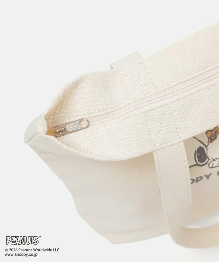 開口部にはファスナーが備わっており、貴重品も安心して収納可能