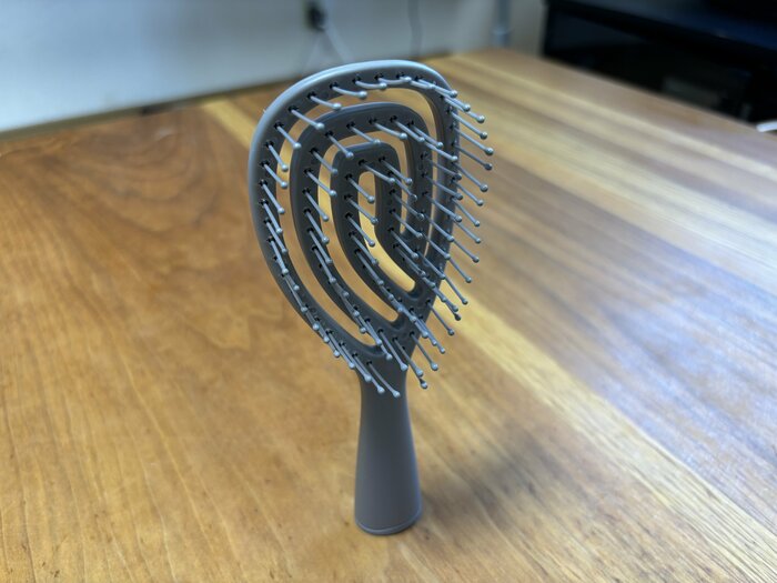 ブラシは立てて収納可能