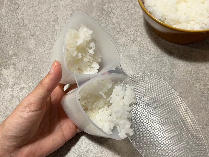 おにぎり器の容器側に半分だけご飯を詰める