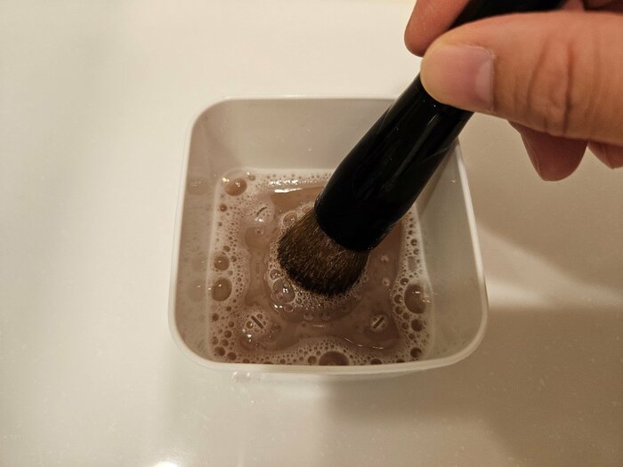 普段使用しているチークブラシを中性洗剤で洗ってみました