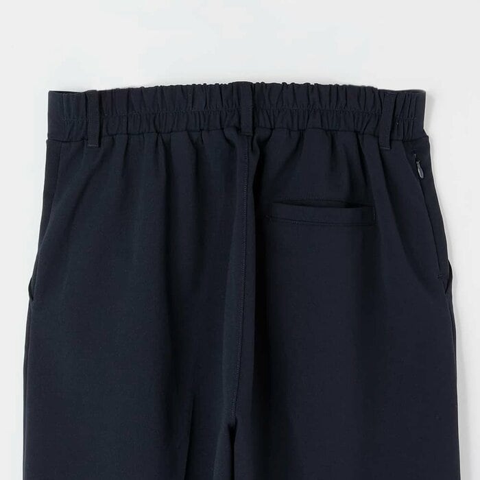 ウエストは後ろのみゴム仕様のため、見た目はすっきり