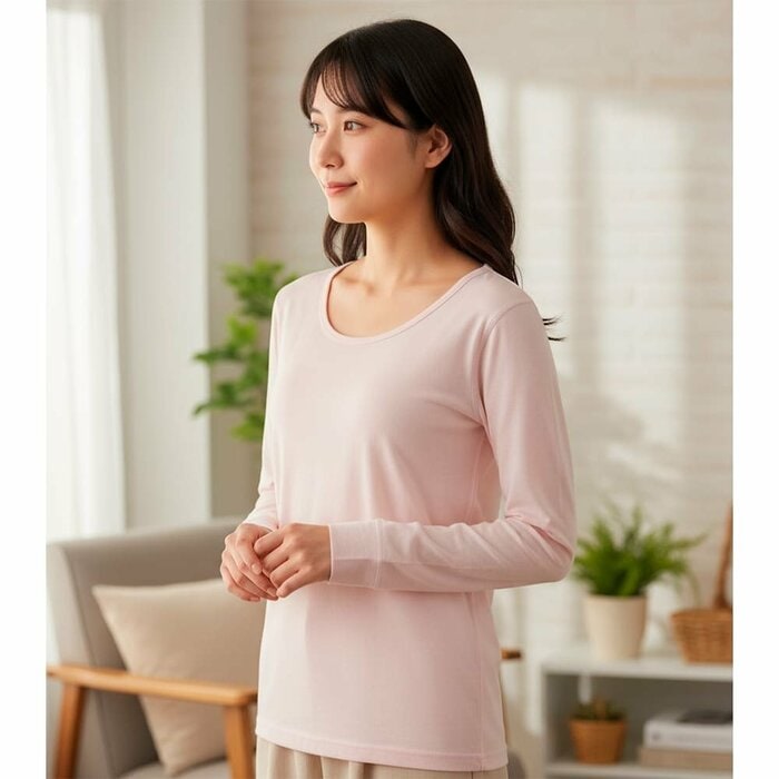 薄手でさらっとした生地感のクルーネックはまさに万能