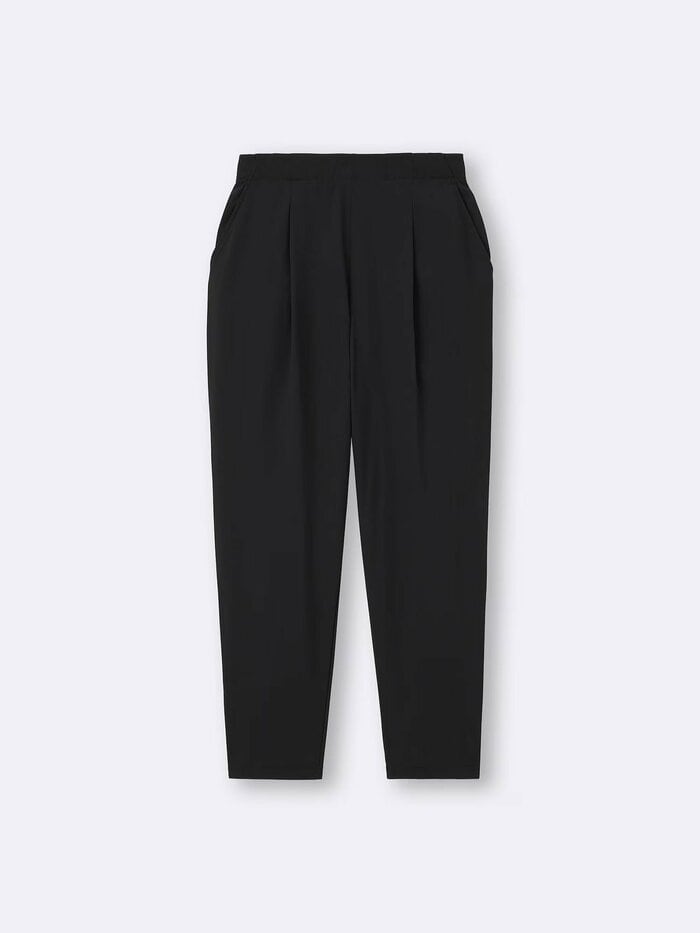 裾に向かって細くなるテーパードシルエット