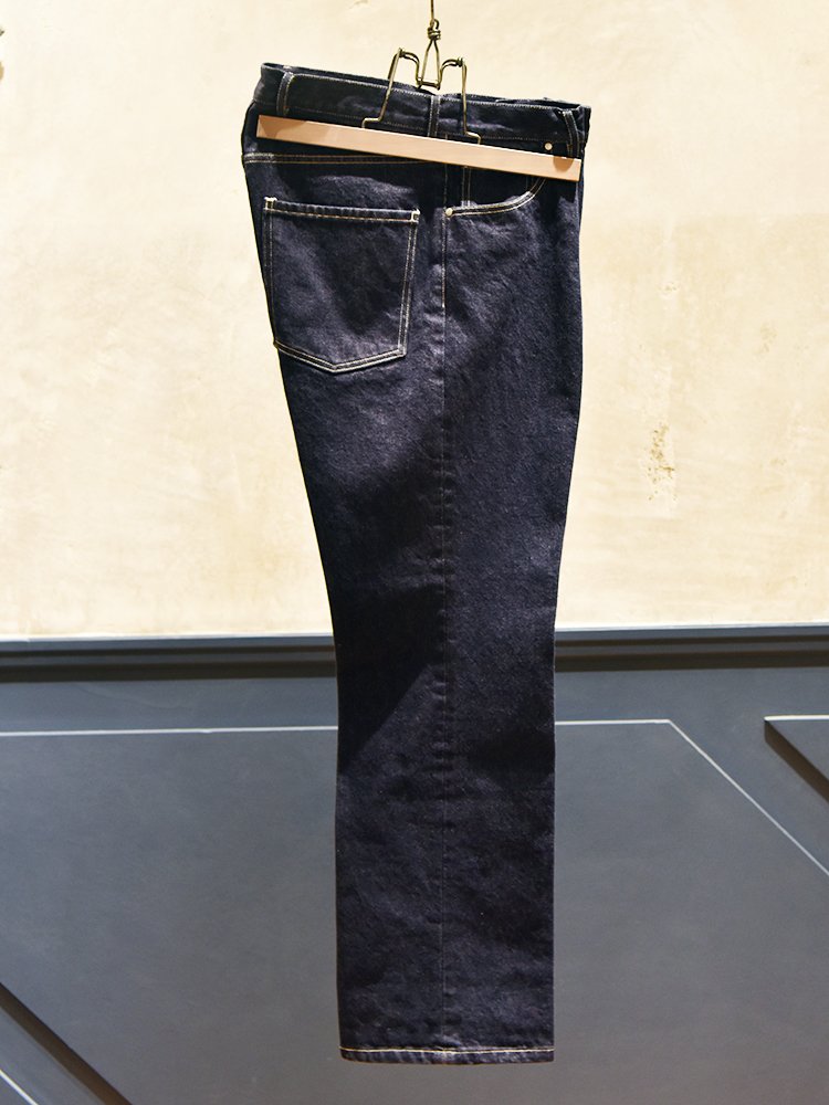 インディゴ風に見えるが、インディゴ染料は不使用。デニム特有の色落ちや色移りの心配をせずに使える一本だ。LA BOUCLE / 5ポケット デニムトラウザー エバーリジット ¥19,800