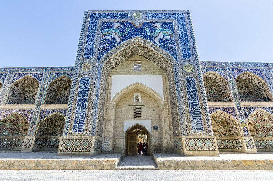 ナディール・ディヴァン・ベギ・メドレセの門（Shutterstock）