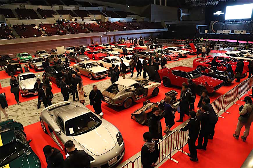 50台ものコレクタブルカーを入念にチェックするビッダー（登録入札者）