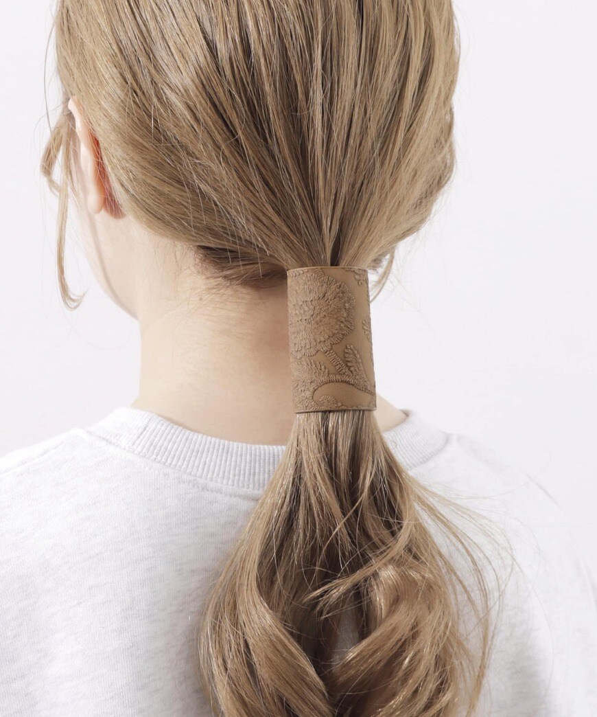 出所：パルグループ公式ファッション通販サイト 3COINS フラワー柄ヘアカフ