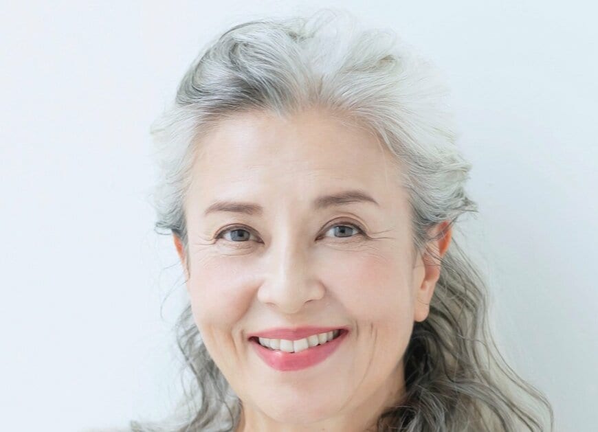 70歳 結城アンナ 洗練された春ジャケットコーデが素敵「エレガント」「うっとり」「私もこんな風に着こなせたら…」の声
