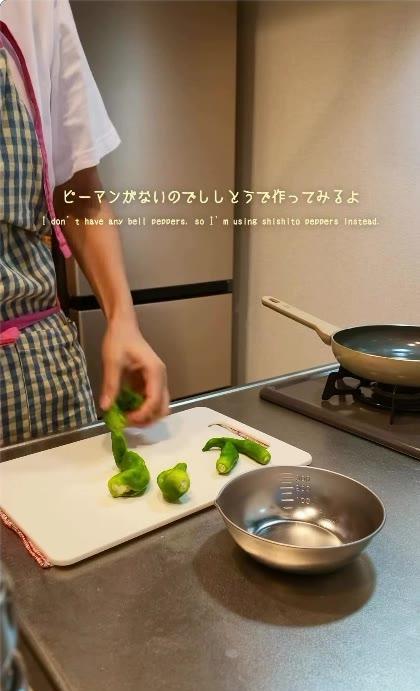【青椒肉絲風弁当】ピーマンの代わりにししとう。照りのある豚肉を盛り盛り、かぼすを添えて美味しそう！