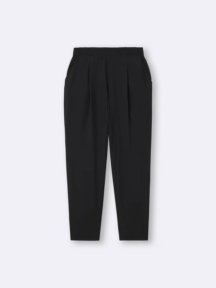 裾に向かって細くなるテーパードシルエット