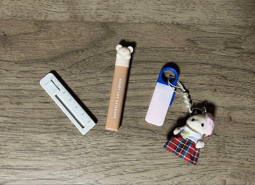 ダイソー、コンパクトキャップ付ハサミ（ベージュ）・ミニカッター（メジャー付）・コンパクトキャップ付ハサミ（ベージュ）