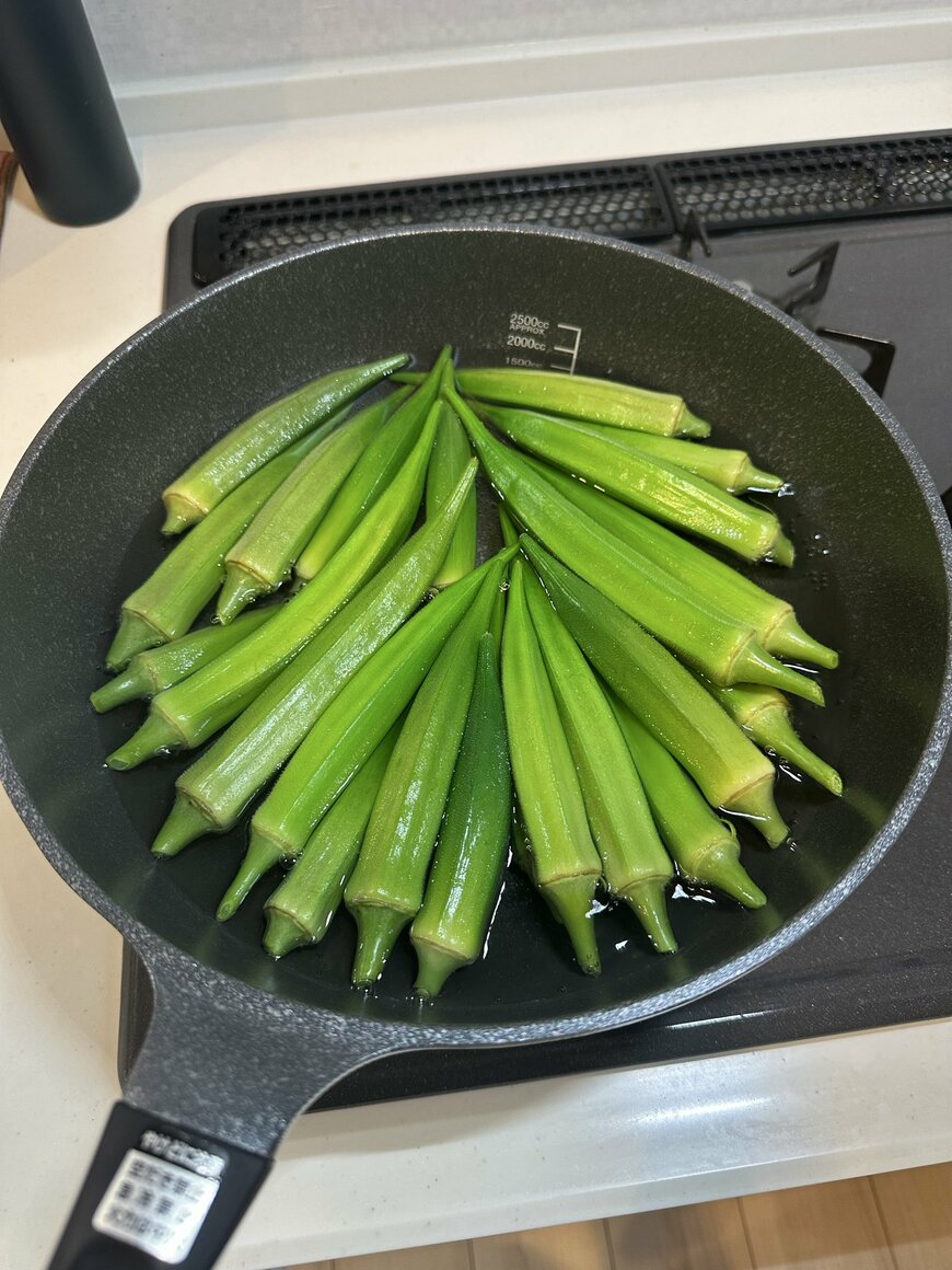 収穫したオクラを調理