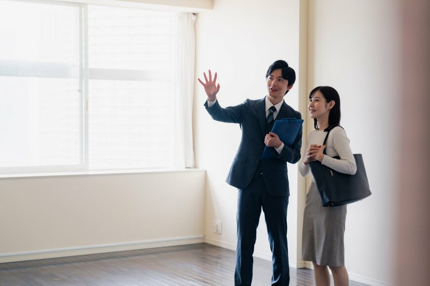 家を見学する人の写真