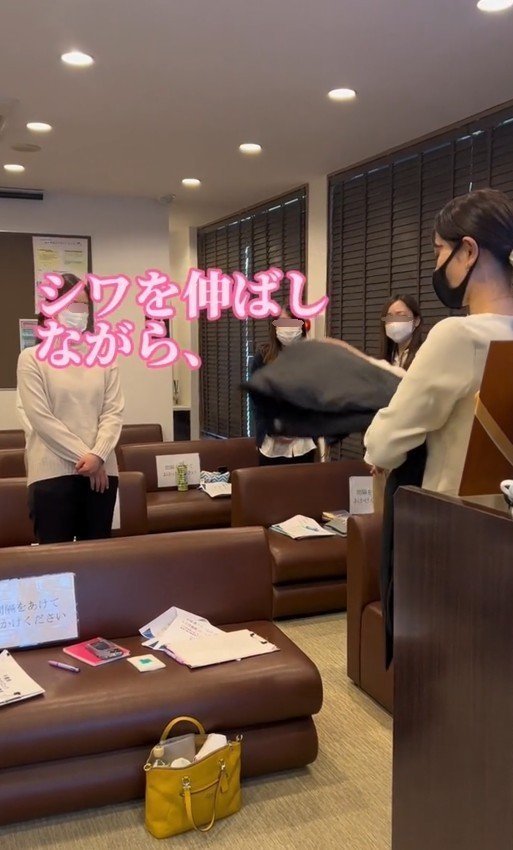 シワを伸ばしながら織り込む