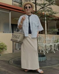 【64歳マダム】〈ストライプシャツ×ロングスカート〉で上品な大人カジュアルコーデ　華やかな赤の差し色がおしゃれ