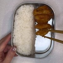 母が「高校生の娘」のために作る【彩り弁当】ぽっかり穴に〈卵焼き〉をIN！斬新な詰め方に目からウロコ！
