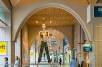 名古屋駅にある巨大なマネキン「ナナちゃん人形」　まさかの「健康診断姿」に思わず目を疑う