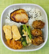 【350円弁当】『さわらの西京焼き』の焼き目に食欲そそられる！予算内でおかず多数、美味しそうな母の愛情たっぷり弁当が話題