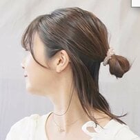 【ヘアゴム2本で完成】毛先まできれいにまとまる！逆りんぱで作る大人の「お団子ハーフアップヘアアレンジ」 忙しい朝にもぴったりのシンプルなまとめ髪
