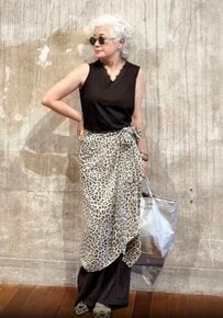 【66歳マダム】〈ヒョウ柄のラップスカート〉で品格あふれる大人モードスタイルを披露！センスが光るおしゃれな小物使いにも「美しくてかっこいい！」の声