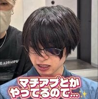 「マチアプとかやってるので」と来店した男性が、カットで前髪を上げた、清潔感のある大人っぽいスタイルにスタイルチェンジ