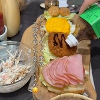 【夫弁当】彩り豊かな断面が美しい！ボリューム満点な〈サンドイッチ弁当〉が具沢山で美味しそうと話題