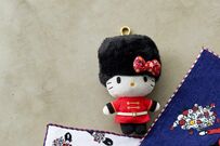 【エコバッグほか】ハローキティコラボ新作はローラアシュレイ！ 今回のキティは近衛兵に大変身！？