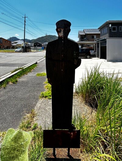 道路脇に設置された注意看板