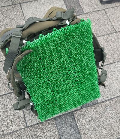 人工芝を装着したリュック