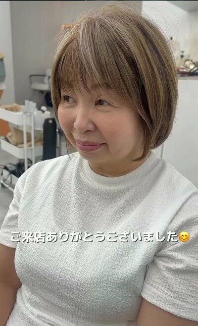 前髪を軽く流し、顔まわりに沿ってまとまったショートボブ
