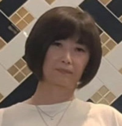 【60歳マダム】”黄色”にこだわった「推し活コーデ」がおしゃれ！推しへの愛が溢れる〈甘辛ミックススタイル〉が素敵