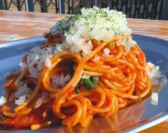 東京唯一の道の駅で味わう「八王子ナポリタン」！意外な組み合わせに「衝撃の一皿」「未知の美しさ」