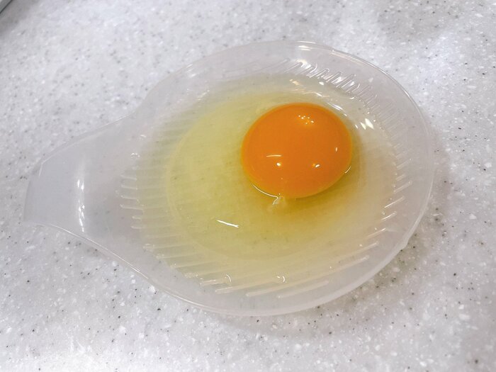 取手つきのお皿と卵