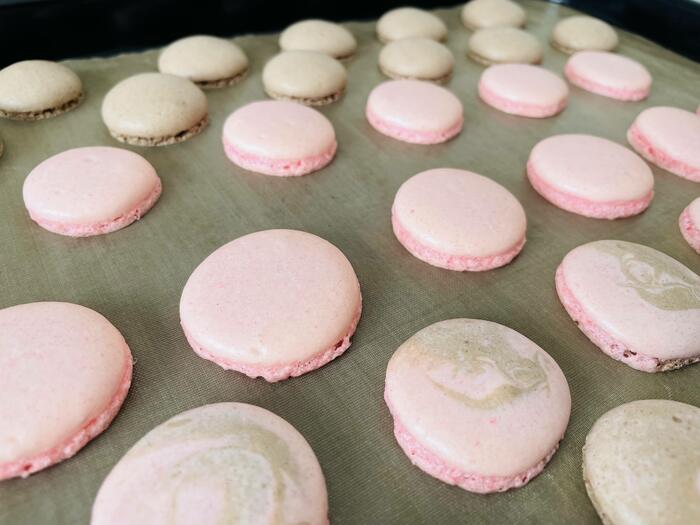 オーブンで約15分焼くと、ふっくらとしたかわいらしいマカロンに！