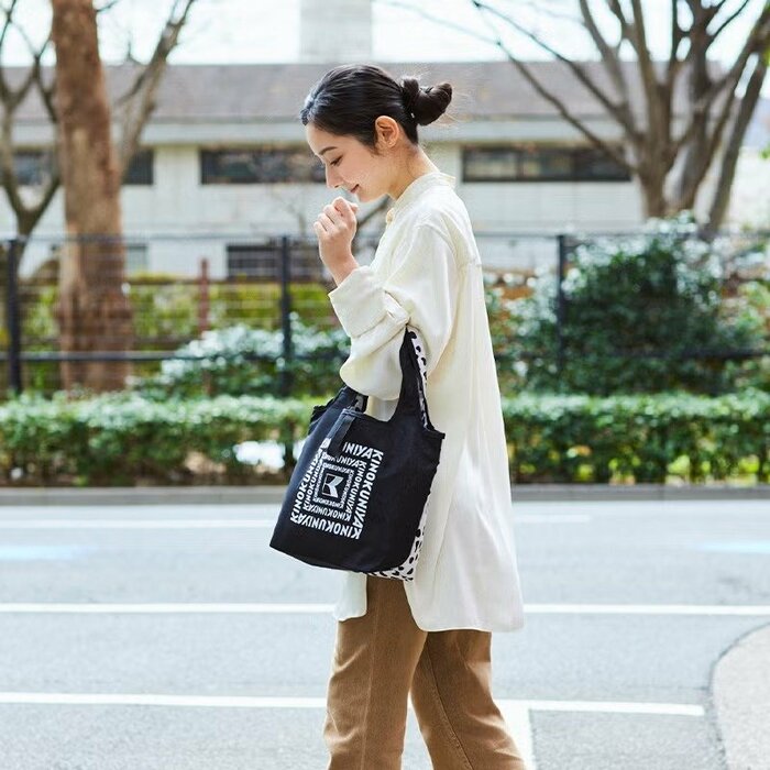 手持ちでも腕に掛けても持ち歩きやすいバランスに仕上がっています